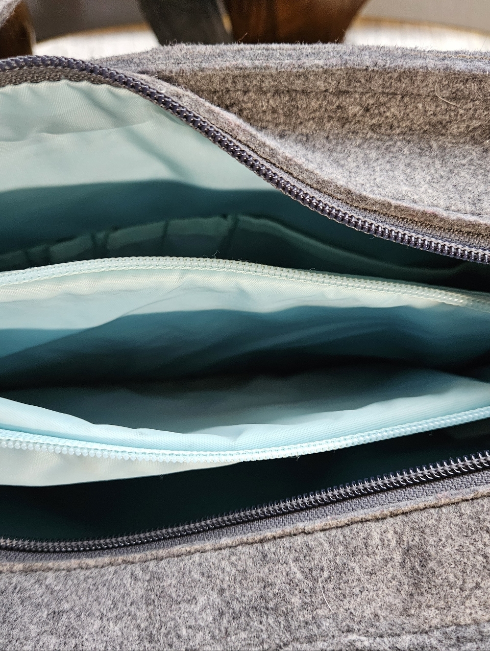Ogio Brooklyn Gray Felt Crossbody Tablet Bag - Picture 10 of 11